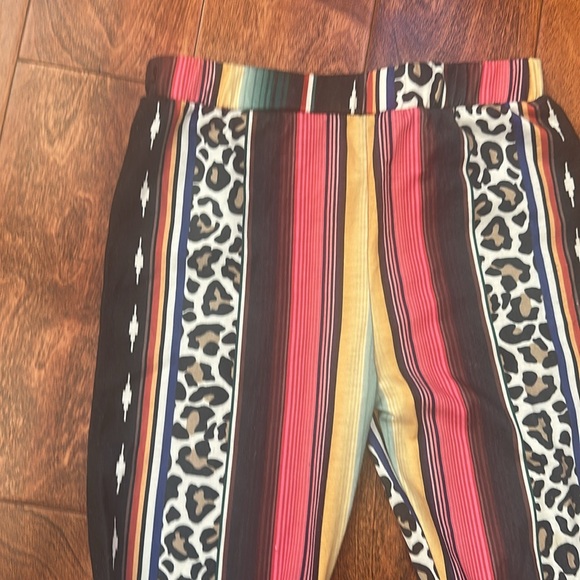Colorful flare Ruffled pants - Picture 2 of 5